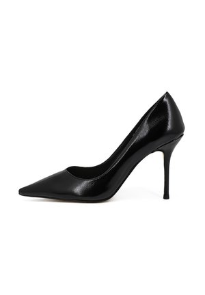 Scarpa con tacco alto in pelle verniciata nera, design a punta, curve eleganti e tacco a stiletto. Texture liscia con una finitura lucida.