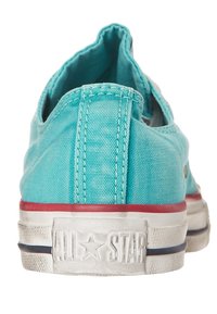Turkos canvas-sneaker med låg profil, elastisk krage och vit gummisula accentuerad av röda och blå ränder. "ALL STAR"-märkning på hälen.