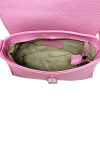 Borsa a tracolla in pelle rosa con finitura texture. L'interno presenta una fodera verde chiaro e diversi scomparti, inclusa una sezione con zip.