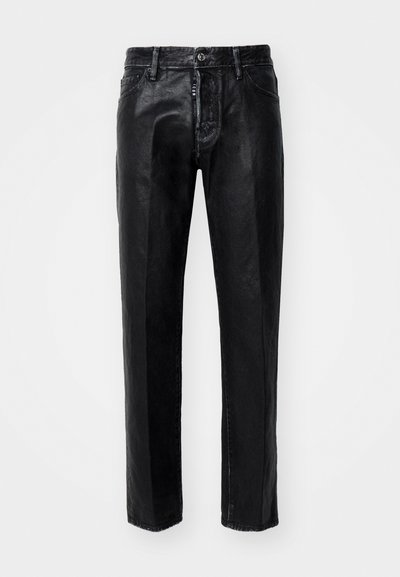 Juodos džinsinio audinio kelnės su tiesiomis kojomis, su mygtukų uždarymu, priekinėmis kišenėmis ir subtiliu raštu. Nėra matomų raštų ar akcentų.