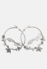 Pendientes de aro de plata con intrincados motivos de rosas y el texto grabado "Ed Hardy", con un acabado suave y acentos florales.