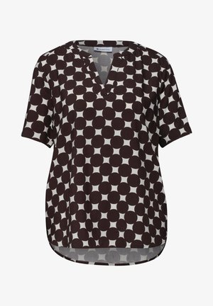 Blouse à manches courtes avec motif circulaire marron sur tissu blanc, encolure en V et ourlet arrondi.