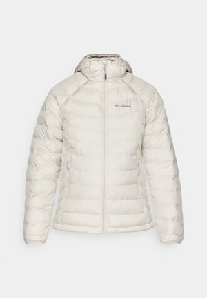 Giacca isolata bianca con cappuccio, dotata di una chiusura con zip, due tasche laterali e un orlo a coste. Realizzata in materiale sintetico liscio.