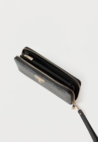 Portafoglio in pelle nera con cerniera metallica dorata, dotato di due scomparti e di un esterno con trama. Include una tracolla rimovibile per maggiore comodità.