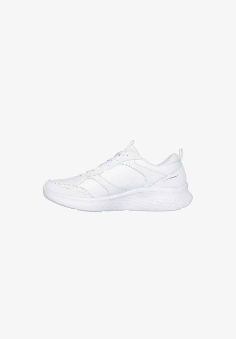Białe buty sportowe z syntetycznego materiału, z wyściełanym kołnierzem, sznurowaniem oraz teksturowaną podeszwą z geometrycznym wzorem.