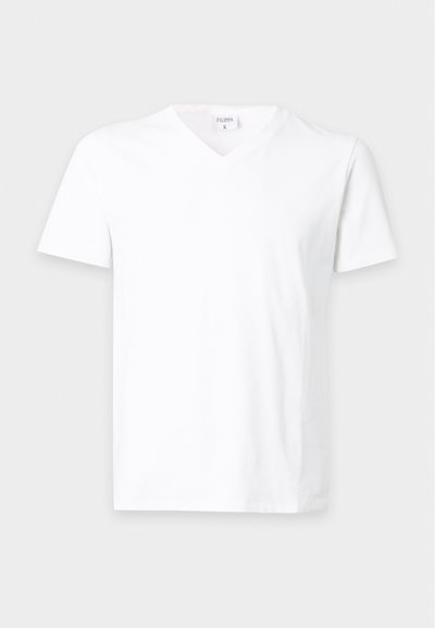 Απλό λευκό T-shirt με κοντά μανίκια και V-λαιμόκοψη με μικρό ορατό ταμπελάκι μέσα στην περιοχή του γιακά σε ουδέτερο φόντο.