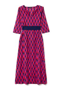 Maxikleid mit V-Ausschnitt und Dreiviertelärmeln. Es hat ein geometrisches Chevron-Muster in Rot, Pink und Marineblau. Taillengürtel in Marineblau.