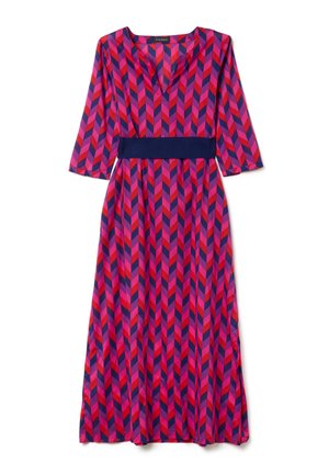 Maxikleid mit V-Ausschnitt und Dreiviertelärmeln. Es hat ein geometrisches Chevron-Muster in Rot, Pink und Marineblau. Taillengürtel in Marineblau.