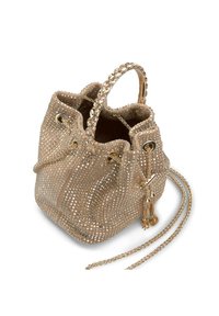 Beige emmer tas gemaakt van geperforeerd materiaal, met gouden accenten, twee handvatten, trekkoordsluiting en een afneembare kettingriem.