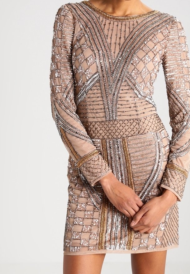 Naken pärlad klänning med långa ärmar, med geometriska mönster och metalliska detaljer, strukturerad passform och utsmyckad halsringning.