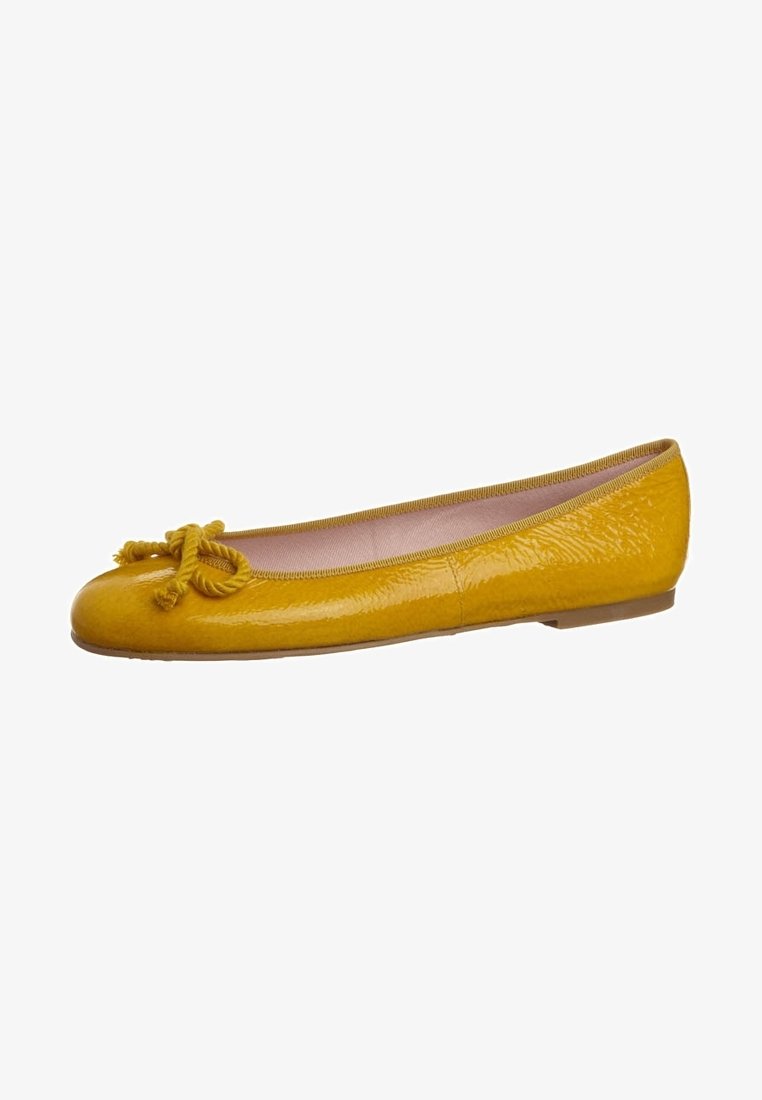 Ballerine jaune moutarde brillante avec un bout arrondi, présentant un détail de nœud en corde sur le dessus et un petit talon.