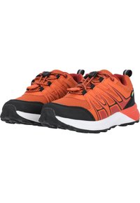 Oranga sportskor med svarta accenter, texturerad mesh-överkonstruktion, platta snören och en gummisula. Har en vadderad krage och en dragflik.