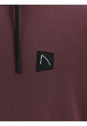 Felpa borgogna con cappuccio caratterizzata da una toppa quadrata nera con un design geometrico bianco. I lacci neri completano il design, mettendo in evidenza il suo stile casual.