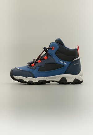 Scarpa da trekking blu e nera con suola bianca, occhielli rossi per i lacci, lacci con fermo e marchio "Geox Amphibiox" sul lato e sul tallone.