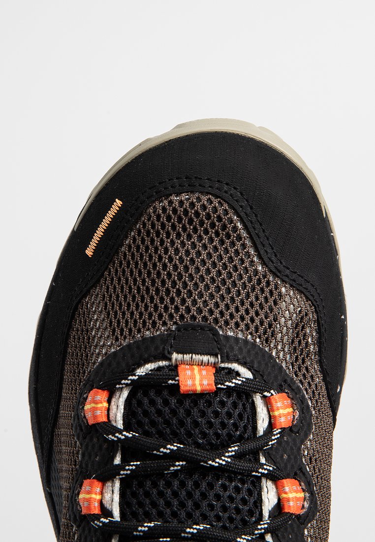 Brązowy siateczkowy but sportowy z czarnymi akcentami, pomarańczowymi i czarnymi sznurowadłami oraz teksturowaną podeszwą. Posiada wzmocniony nosek i przeszywane detale.