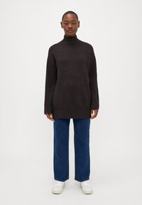Vero Moda Petite VMIRIS HIGHNECK - Džemperis - chocolate torte melange