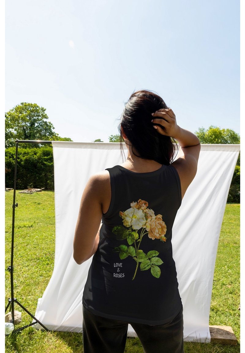 Czarny bezrękawnik z kwiatowym wzorem, na którym znajdują się żółte i brzoskwiniowe róże oraz zielone liście, z napisem "MIŁOŚĆ I RÓŻE."