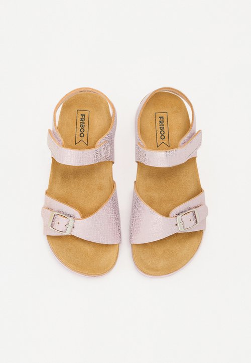 Svijetloružičaste sandale s teksturiranim završetkom, s dva podesiva remena i srebrnom kopčom, na prirodnoj smešanoj ulošku.