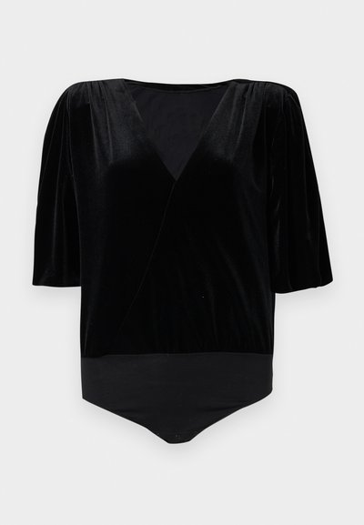Μαύρο βελούδινο κορμάκι με βαθύ V-λαιμό, κοντά πφουσκωτά μανίκια και εφαρμοστό κάτω μέρος. Λείο υλικό και κομψός σχεδιασμός περιτυλίγματος.