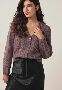 Next - CABLE FLOWER  _ REGULAR FIT - Cardigan - purple Immagine in miniatura 1