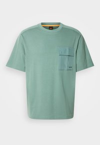 BOSS POCKET - Jednoduché tričko - open green
