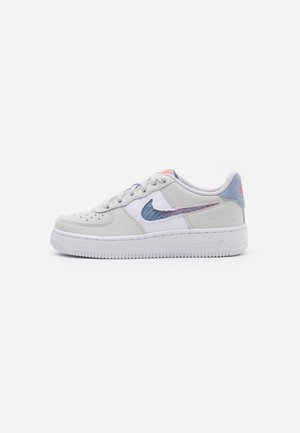 Lysegrå og hvid Nike Air Force 1 sneaker med blå og pink slangeskinds-mønstret swoosh, orange tunge logo og blå hæl tab.