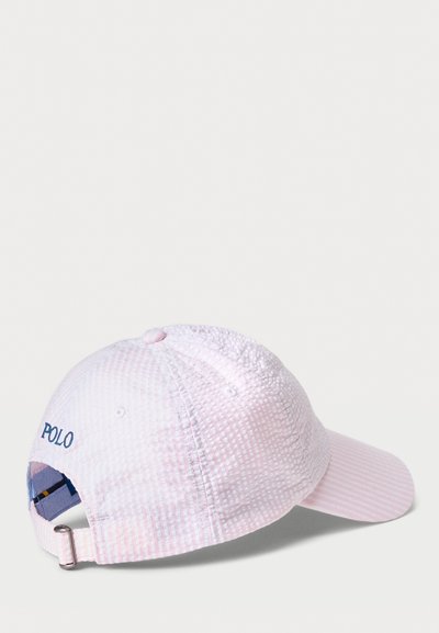 Ροζ καπέλο με υφή και διακριτικό καρό σχέδιο. Διαθέτει μπλε λογότυπο "POLO" και ρυθμιζόμενο μεταλλικό κλείσιμο στο πίσω μέρος.