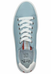 Vaaleansininen nahkalenkkari, jossa on valkoiset nauhat, metalliset silmukat ja raidallinen yksityiskohta punaisella ja kermanvärisellä. Pehmustettu sisus. Pyöreä kärki.