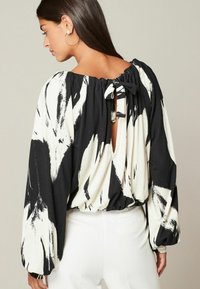 Next Blůza - black white floral print