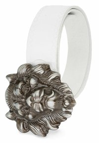 Witte leren riem met een opvallende, bijzondere leeuwenhoofdschnalle in een metallic afwerking, die gedetailleerde gezichts- en manentexturen vertoont.