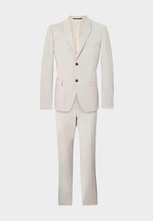 Traje gris claro de tejido texturizado, con chaqueta de un solo pecho y dos botones, y pantalones a juego. Diseño sencillo.