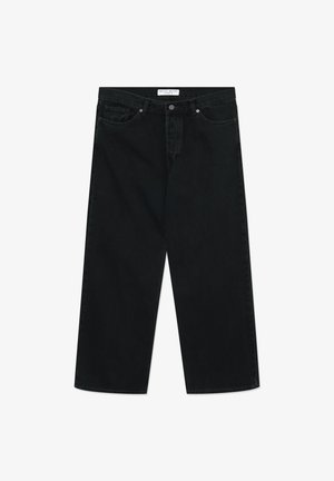 Sorte brede jeans i denimstof, der har en frontal knaplukning, bæltesløjfer og lommer. Glat tekstur, minimalistisk design.