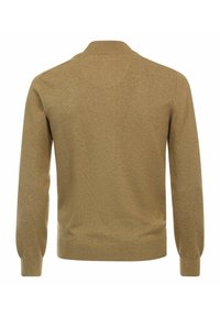 Brauner Strickpullover mit rundem Kragen, langen Ärmeln, gerippten Bündchen und Saum. Glatte Textur und einfaches Design, von hinten betrachtet.