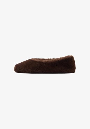 Zapato plano de piel marrón con forro de pelo y diseño de punta. Textura suave y acabado liso, con una silueta simple sin adornos.