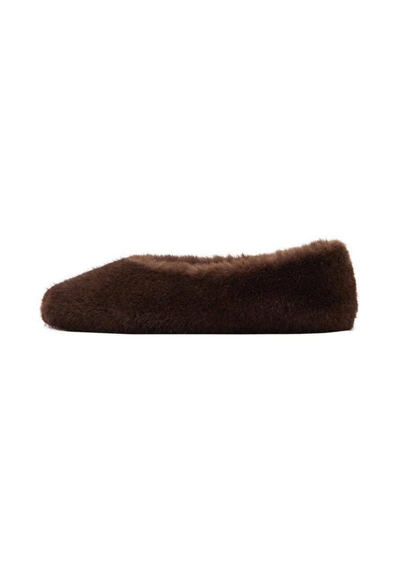 Zapato plano de piel marrón con forro de pelo y diseño de punta. Textura suave y acabado liso, con una silueta simple sin adornos.