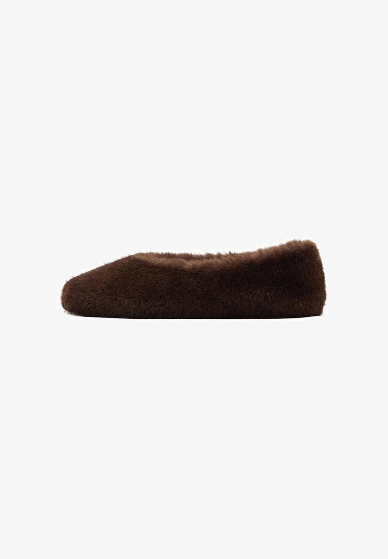 Zapato plano de piel marrón con forro de pelo y diseño de punta. Textura suave y acabado liso, con una silueta simple sin adornos.