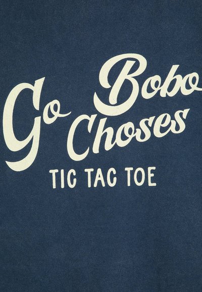 Tessuto blu navy con testo bianco audace: "Vai Bobo Choses TIC TAC TOE", con una tipografia giocosa e arrotondata e una consistenza morbida.