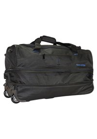 Zwarte stoffen reistas met wielen, dubbele handvatten, een voorzak met rits en blauwe accenten; rechthoekige vorm met versterkte naden.