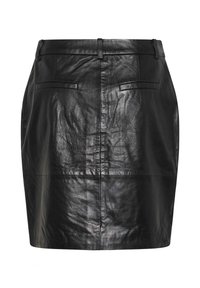 Musta nahkainen kynähame, jossa on sileä pinta, tiukka muotoilu, kaksi takataskua ja näkyvät ommeltu yksityiskohdat.