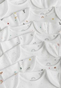 Set mit weißen Babybodys, die aus verschiedenen bunten Drucken bestehen, einschließlich Tieren, Sternen und Sonnenmotiven. Hergestellt aus weichem Baumwollmaterial und mit runden Ausschnitten.