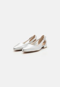 Sølvmatt ballettsko med spiss tå, slingback-design og liten blokk hæl. Glatt tekstur med minimalt med detaljer.