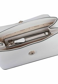 Borsa a mano in finta pelle bianca con una superficie liscia, accessori in oro, e tasca interna con zip, caratterizzata da un bordo nero a contrasto.