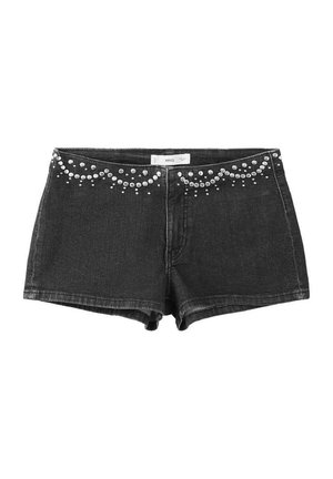 Short en jean noir avec des ornements cloués argentés formant des motifs courbes le long de la ceinture, fermeture éclair avant et passants visibles.