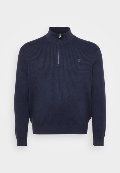 Mornarsko rebrasto pleteno pulover s visokim ovratnikom in pol zadrgo, s majhnim vezenim logotipom na levi strani prsnega koša. Mehka tekstura.