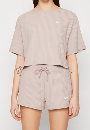 Nike Sportswear, Top