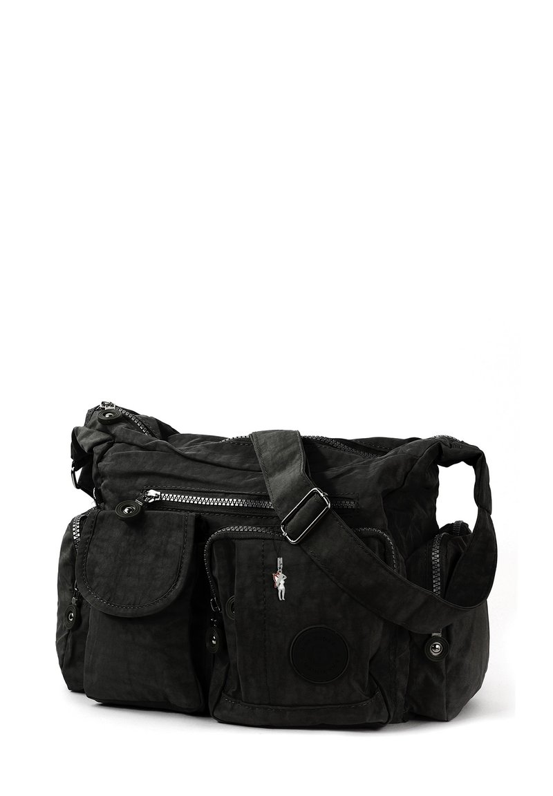 Zwarte stoffen schoudertas met meerdere ritsvakjes, een voorklep-tas, een verstelbare schouderband en een klein decoratief hangertje.