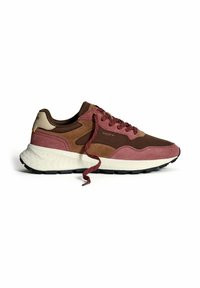 Bruine en roze suède sneakers met een witte zool, kastanjebruine veters en "HOFF" branding aan de zijkant en op de hiel, vanuit de linkerkant weergegeven.