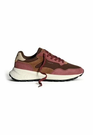 Baskets en suède marron et rose avec semelle blanche, lacets bordeaux et logo "HOFF" sur le côté et le talon, vues depuis le côté gauche.
