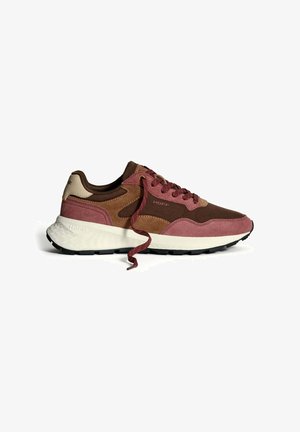 Zapatilla de ante marrón y rosa con suela blanca, cordones burdeos y la marca "HOFF" en el lateral y el talón, mostrada desde el lado izquierdo.