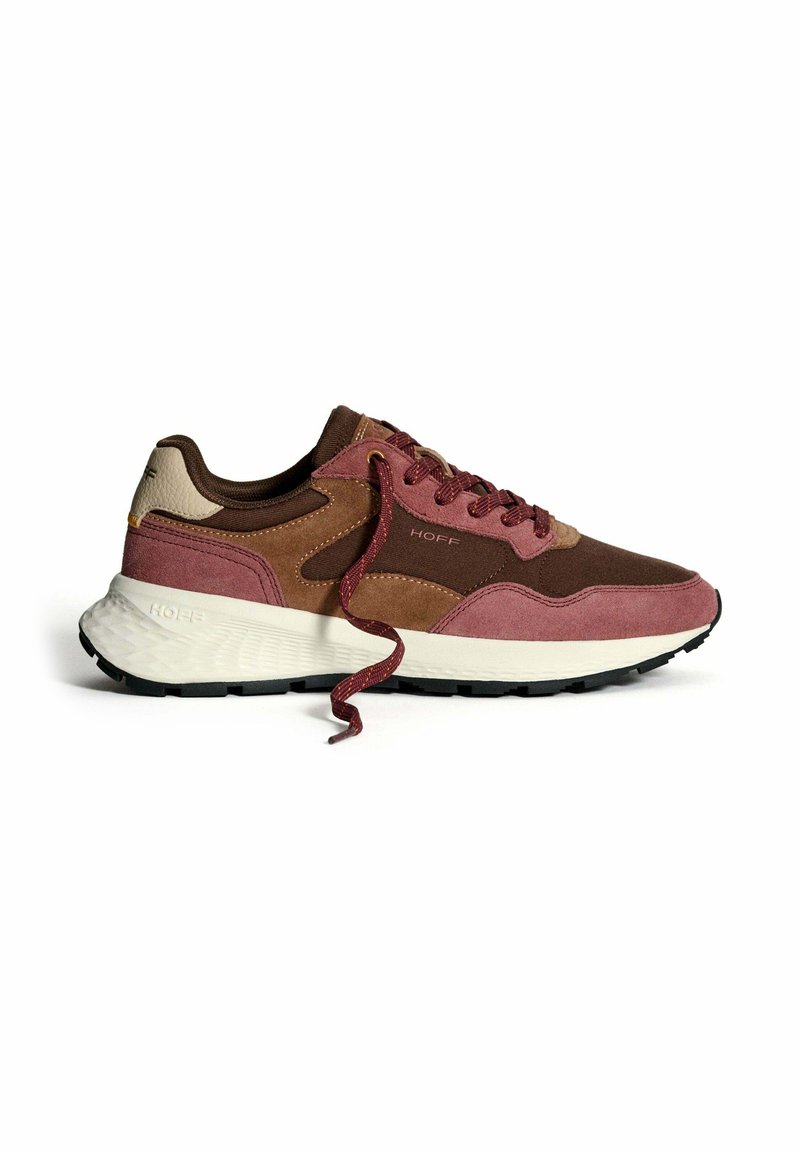 Bruine en roze suède sneakers met een witte zool, kastanjebruine veters en "HOFF" branding aan de zijkant en op de hiel, vanuit de linkerkant weergegeven.
